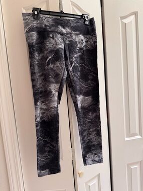 Women’s Black & Gray Marble Print Leggings